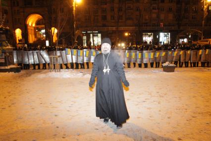 Евромайдан. Сторонники евроинтеграции Украины и сотрудники спецподразделений милиции во время столкновений на площади Независимости.