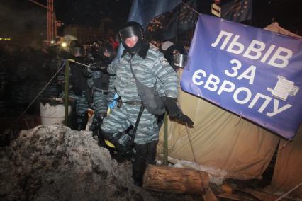 Евромайдан. Сторонники евроинтеграции Украины и сотрудники спецподразделения `Беркут` во время столкновений на площади Независимости.