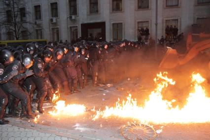 Евромайдан. Активисты Евромайдана атакуют сотрудников спецподразделения `Беркут`, не дающих им прорваться к зданию администрации президента на Банковой улице.