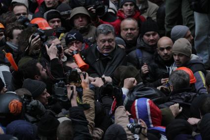 Евромайдан. Лидер украинской оппозиции Петр Порошенко в окружении митингующих и журналистов на Банковой улице.