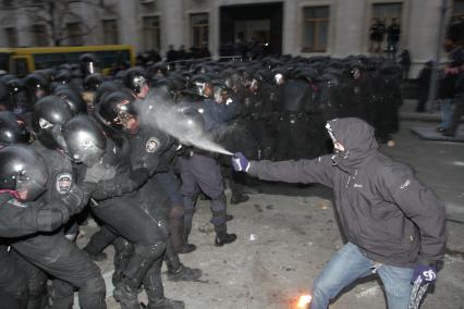 Евромайдан. Активисты Евромайдана атакуют сотрудников спецподразделения `Беркут`, не дающих им прорваться к зданию администрации президента на Банковой улице.