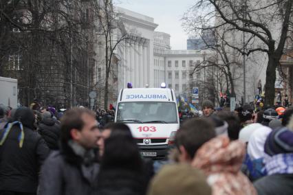 Евромайдан. Активисты Евромайдана атакуют сотрудников спецподразделения `Беркут`, не дающих им прорваться к зданию администрации президента на Банковой улице.