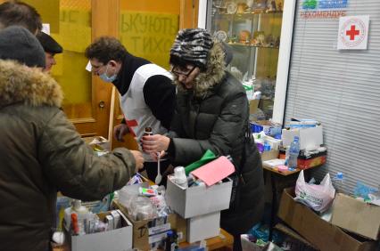 Киев. Евромайдан. Медпункт в Доме Профсоюзов. Врачи выдают лекарства людям.