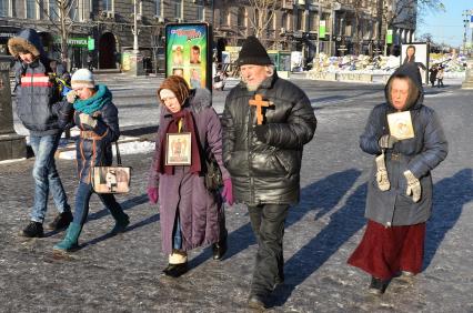 Киев. Евромайдан. Православные люди с крестом и иконами идут по улице.