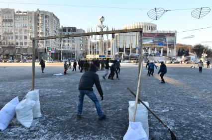 Киев. Евромайдан. Активисты играют в футбол.