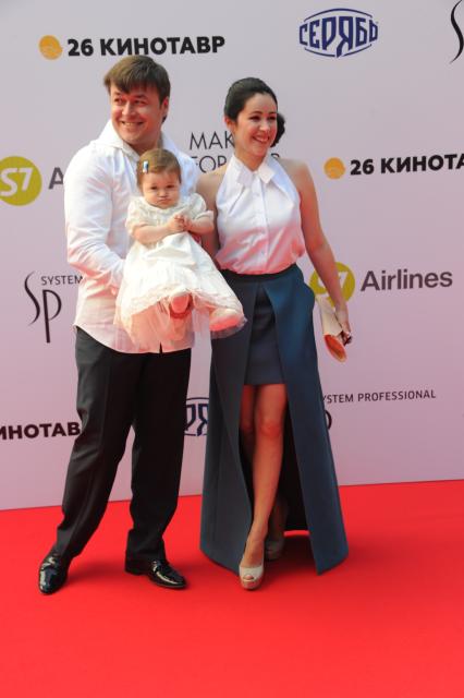 Сочи. XXVI Открытый российский кинофестиваль `Кинотавр`. День первый. Красная дорожка. Актриса Любовь Тихомирова с супругом дирижером-хормейстером Ласло Долински и их дочкой Любавой.