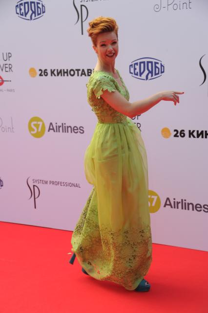 Сочи. XXVI Открытый российский кинофестиваль `Кинотавр`. День первый. Красная дорожка. Актриса Алиса Гребенщикова.