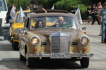 Автопробег ретро-машин состоялся на Тверской площади в Москве.