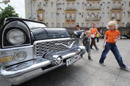 ГАЗ-13 `Чайка` во время автопробега ретро-машин на Тверской площади в Москве.