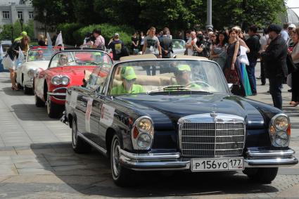 Автопробег ретро-машин состоялся на Тверской площади в Москве.