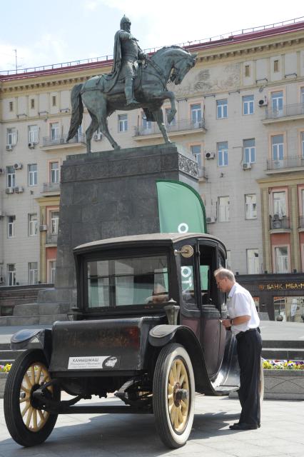 Автопробег ретро-машин состоялся на Тверской площади в Москве.