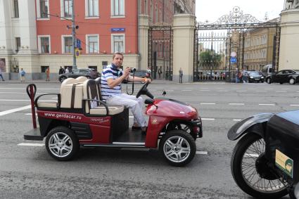 Автопробег ретро-машин состоялся на Тверской улице в Москве.