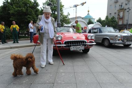 Автопробег ретро-машин состоялся на Тверской площади в Москве.