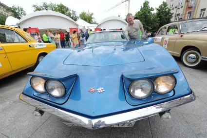 Chevrolet Corvette Stingray во время автопробега ретро-машин на Тверской площади в Москве.