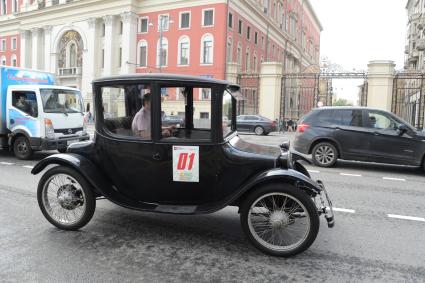 Автопробег ретро-машин состоялся на Тверской улице в Москве.