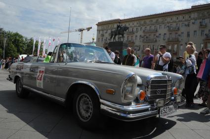 Автопробег ретро-машин состоялся на  Тверской площади в Москве.