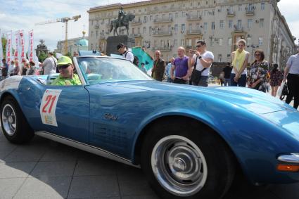 Chevrolet Corvette Stingray во время автопробега ретро-машин на Тверской площади в Москве.