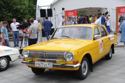 Волга ГАЗ М24 D 1978г. во время автопробега ретро-машин на Тверской площади в Москве.