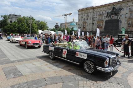 Автопробег ретро-машин состоялся на Тверской площади в Москве.