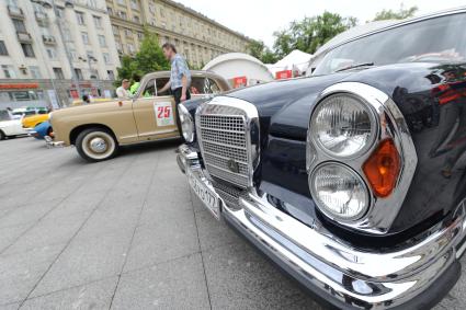 Автопробег ретро-машин состоялся на Тверской площади в Москве.