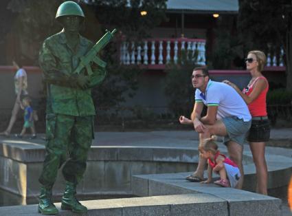 Алушта. Живая статуя на набережной.