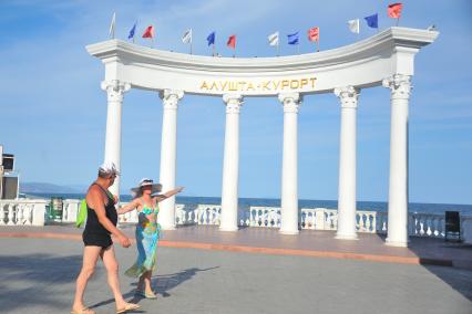 Алушта. Люди гуляют по набережной.