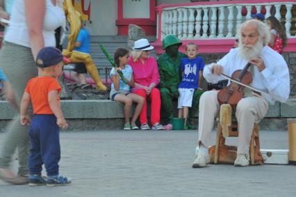 Алушта. Живая статуя на набережной.