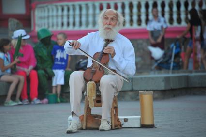 Алушта. Мужчина играет на скрипке.