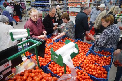 Покупатели в магазине \"Ашан\". ТЦ \"Карнавал\". Екатеринбург