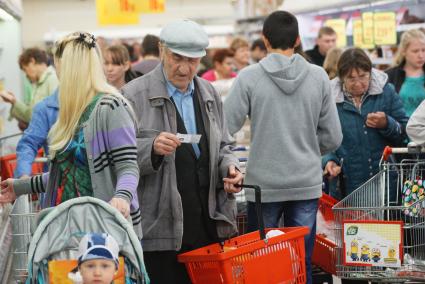 Покупатель в магазине \"Ашан\". ТЦ \"Карнавал\". Екатеринбург