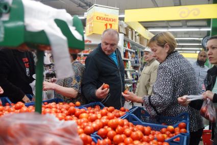 Покупатели в магазине \"Ашан\". ТЦ \"Карнавал\". Екатеринбург