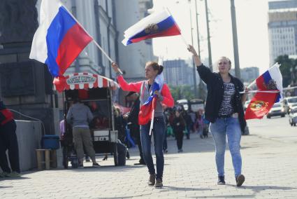 Девушки продают Российские флаги во время празднования Дня России. Екатеринбург