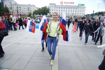 Девушки продают Российские флаги во время празднования Дня России. Екатеринбург