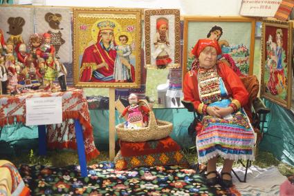 Женщина в национальном татарскомм костюме, во время празднования Сабантуя. село Кадниово. Свердловская область