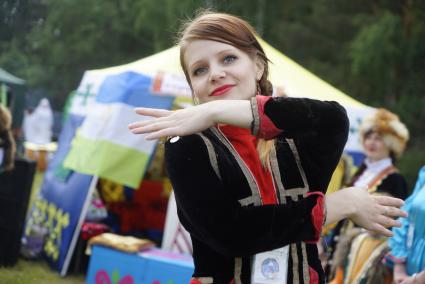 Девушка танцует в национальном башкирском костюме, во время празднования Сабантуя. село Кадниово. Свердловская область