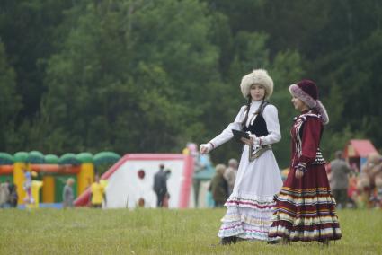 Девушки в татарских национальных костюмах, во время празднования Сабантуя. село Кадниово. Свердловская область