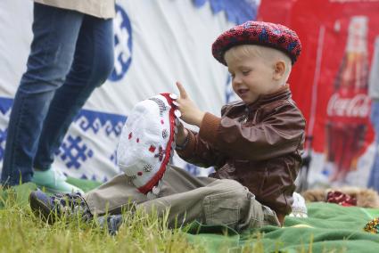 Ребенок примеряет национальные башкирские головные уборы, во время празднования Сабантуя. село Кадниово. Свердловская область