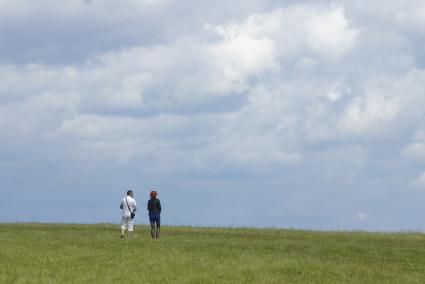 Мужчина и женщина гуляют в поле, во время празднования Сабантуя. село Кадниово. Свердловская область