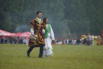 Мужчина и женина в национальных Башкирских костюмах, во время празднования Сабантуя. село Кадниово. Свердловская область