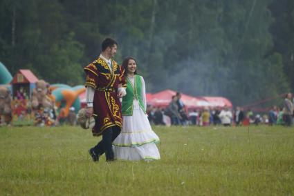 Мужчина и женина в национальных Башкирских костюмах, во время празднования Сабантуя. село Кадниово. Свердловская область
