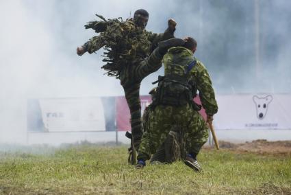 Военнослужащие разведроты во время показательного рукопашного боя, перед началом военно-спортивной игры \"Гонка героев\" на полигоне 32-го военного городка. Екатеринбург