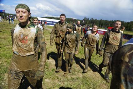 Участники военно-спортивной игры \"Гонка героев\" после финиша. Танковый полигон 32-го военного городка. Екатеринбург