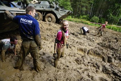 Участники военно-спортивной игры \"Гонка героев\", во время преодоления очередного препятствия. Танковый полигон 32-го военного городка. Екатеринбург