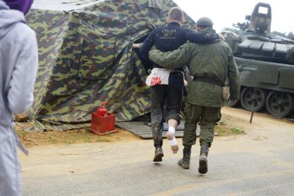 Участник военно-спортивной игры \"Гонка героев\" травмированый во время прохождения полосы препятствий. Танковый полигон 32-го военного городка. Екатеринбург