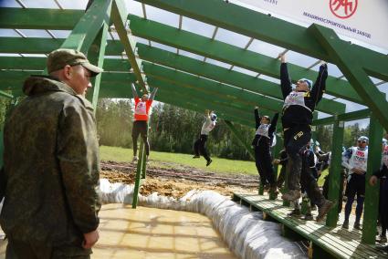 Участники военно-спортивной игры \"Гонка героев\", во время преодоления очередного этапа. Танковый полигон 32-го военного городка. Екатеринбург