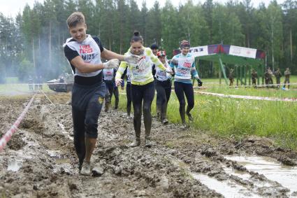 Участники военно-спортивной игры \"Гонка героев\", во время преодоления очередного этапа. Танковый полигон 32-го военного городка. Екатеринбург