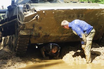 Участники военно-спортивной игры \"Гонка героев\", во время преодоления очередного препятствия. Танковый полигон 32-го военного городка. Екатеринбург