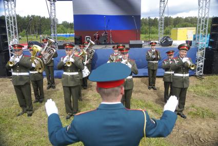 Выступление военного оркестра перед началом  военно-спортивной игры \"Гонка героев\" на полигоне 32-го военного городка. Екатеринбург