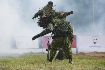 Военнослужащие разведроты во время показательного рукопашного боя, перед началом военно-спортивной игры \"Гонка героев\" на полигоне 32-го военного городка. Екатеринбург