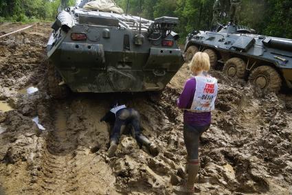 Участники военно-спортивной игры \"Гонка героев\", во время преодоления очередного препятствия. Танковый полигон 32-го военного городка. Екатеринбург